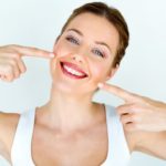 Lente de contato dental: 5 tipos de materiais usados