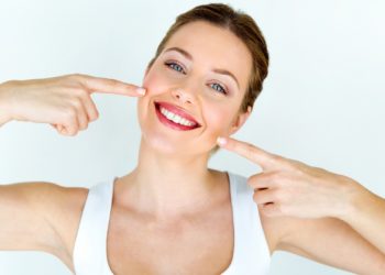 Lente de contato dental: 5 tipos de materiais usados